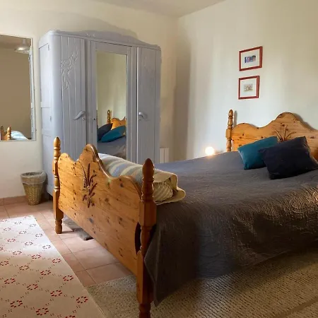 Pear Set In Beautiful Private Surroundings *