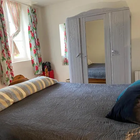 Pear Set In Beautiful Private Surroundings Millac (Vienne)
