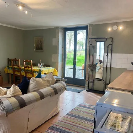 Pear Set In Beautiful Private Surroundings * Millac (Vienne)